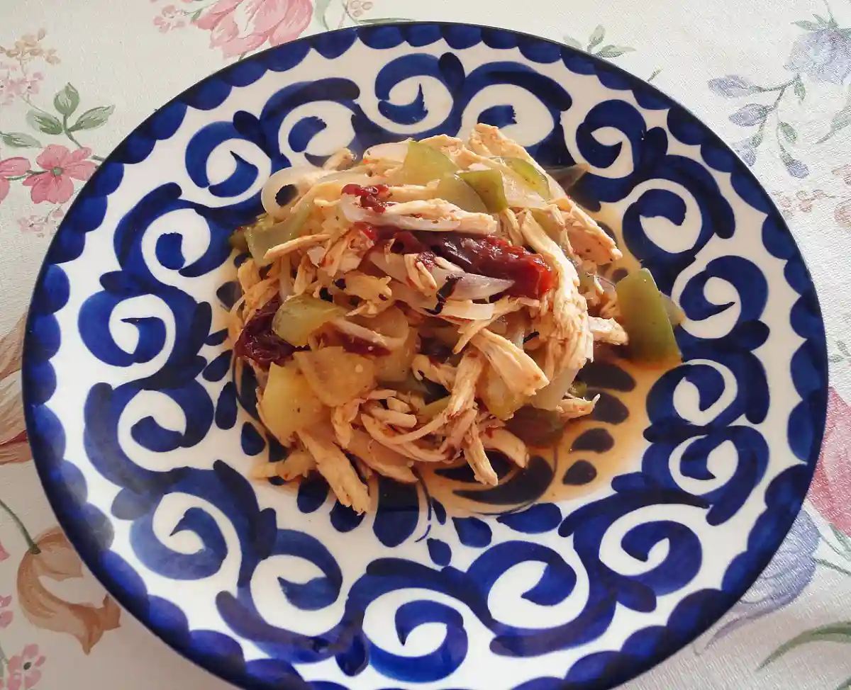 Tinga de Pollo senza glutine (Tinga di pollo in stile messicano a cottura lenta)