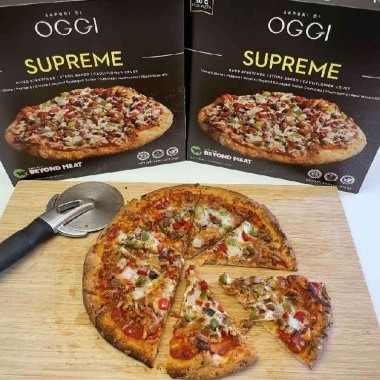 La pizza vegetariana e senza glutine di Oggi Foods Supreme è fatta con crosta di cavolfiore e oltre alla carne
